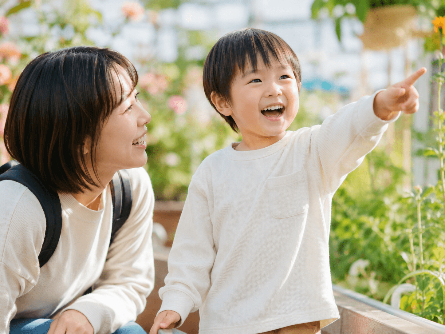 子どもの反応を記録する様子のイメージ