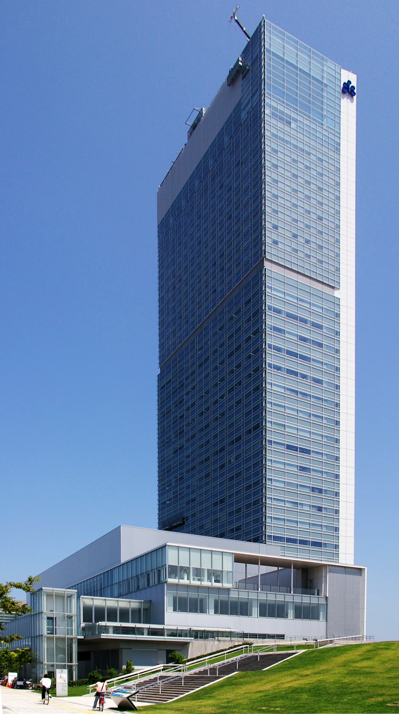 新潟県立万代島美術館